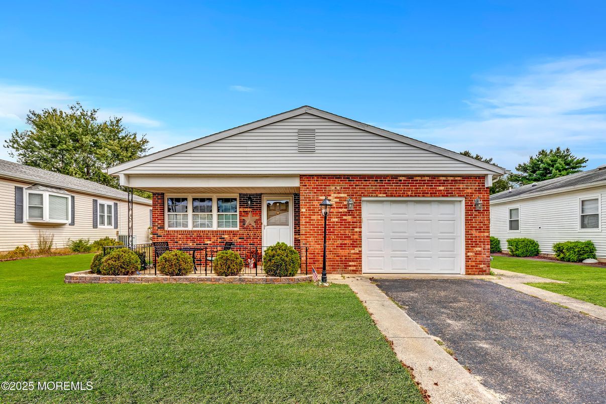 Attached, Exterior, Facade, Brick Facade, Ranch