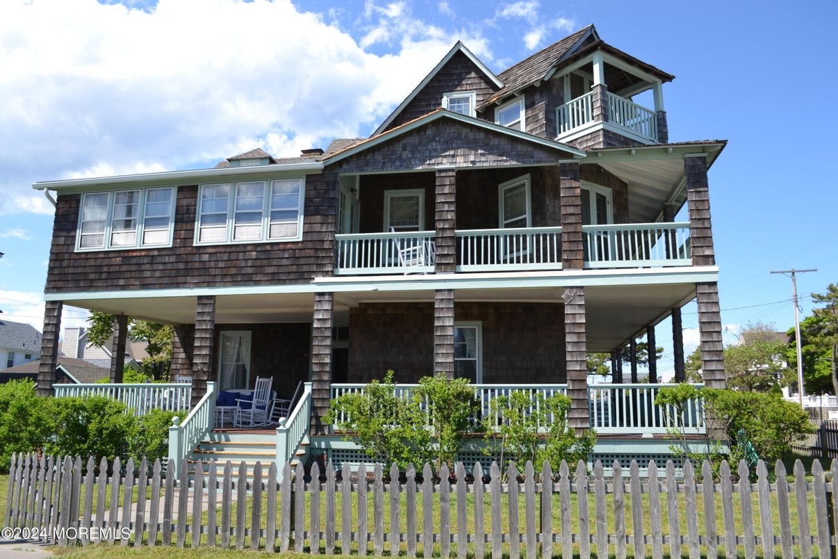 Exterior, Facade, Queen Anne Victorian