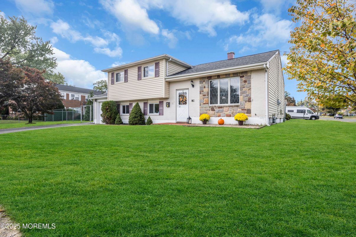 Backyard, Exterior, Facade, Split Level