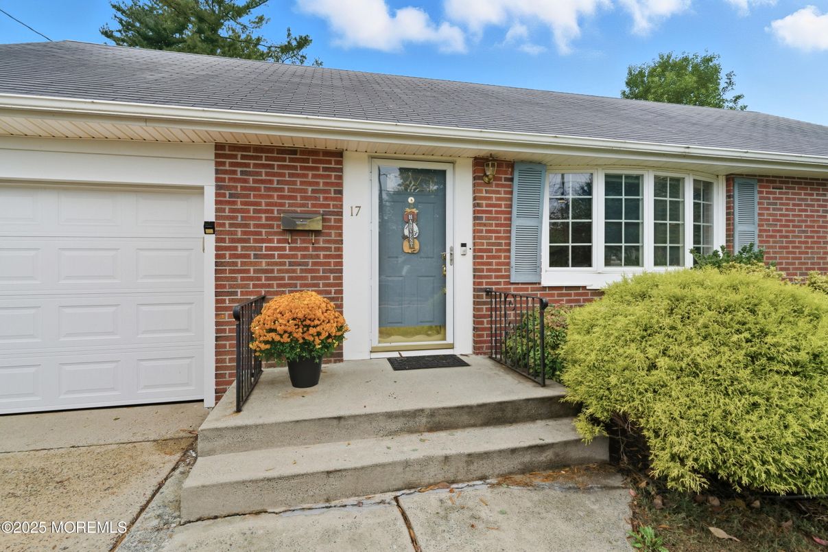 Attached, Exterior, Facade, Brick Facade, None