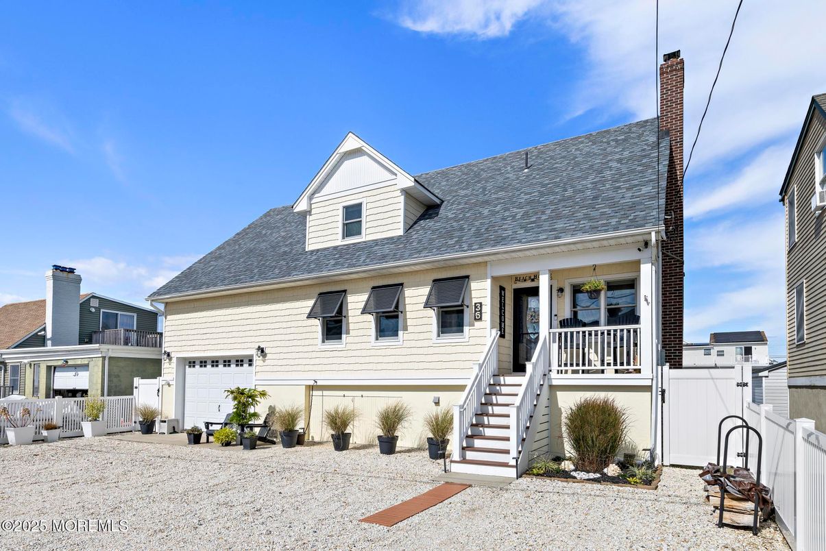 Attached, Exterior, Facade, Cape Cod