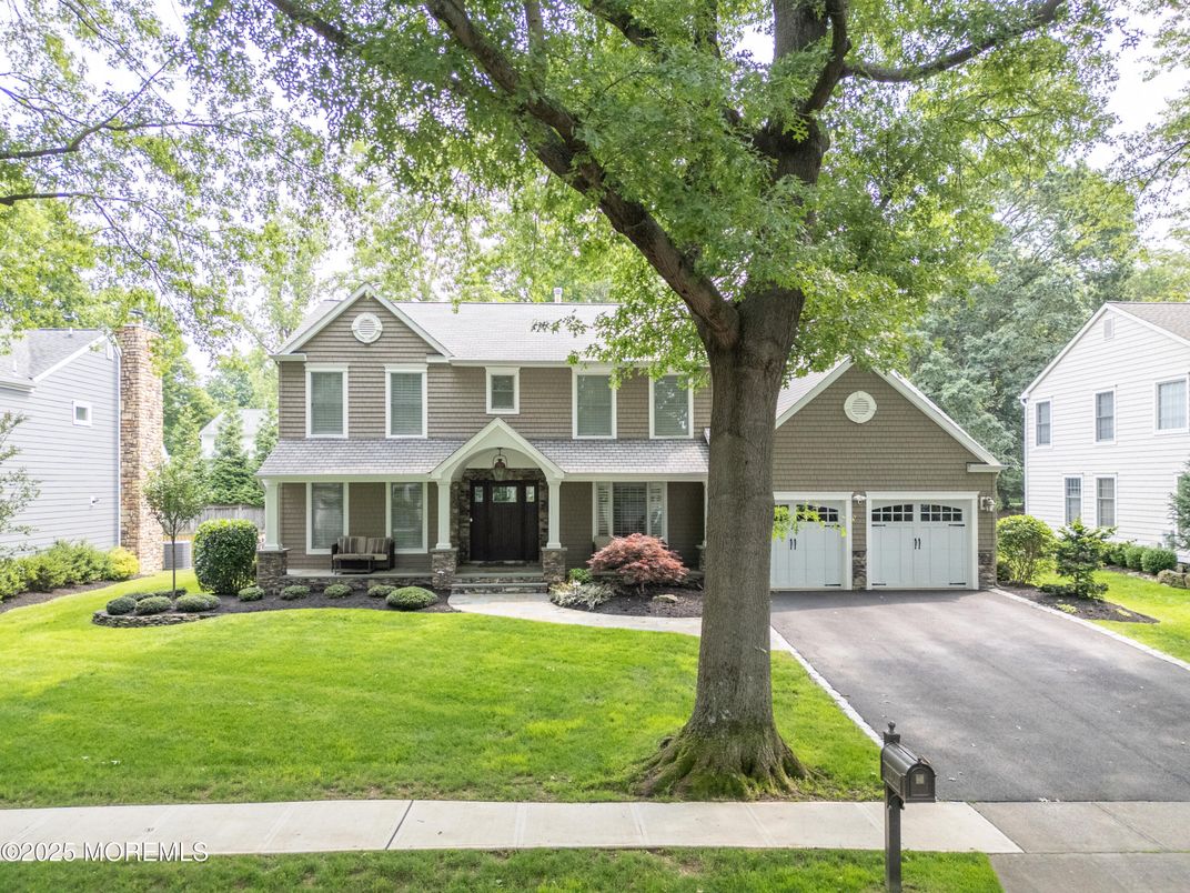 Attached, Exterior, Facade, Queen Anne Victorian