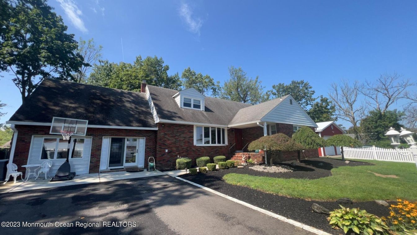 Exterior, Facade, Brick Facade, Cape Cod