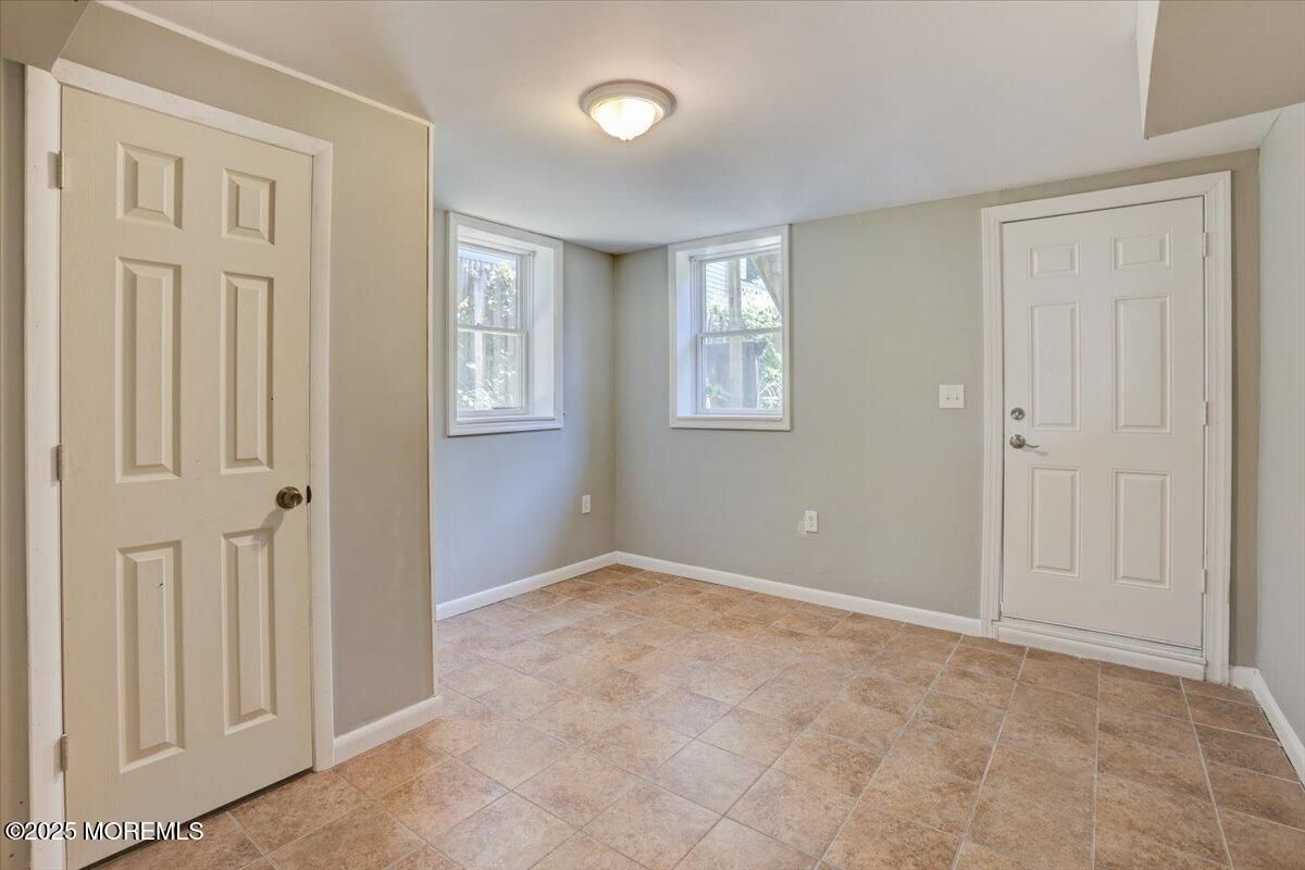 Empty room, Interior