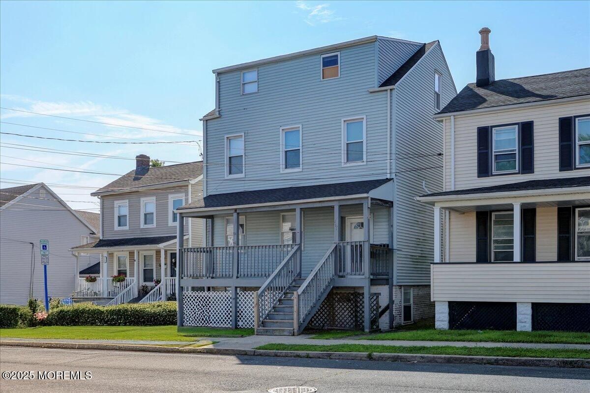 Exterior, Facade, Rowhouse