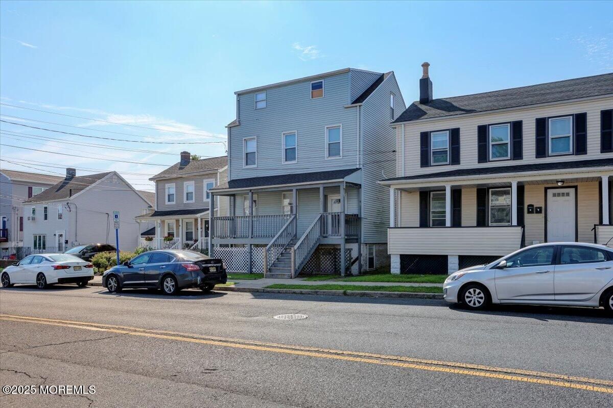Exterior, Facade, Rowhouse