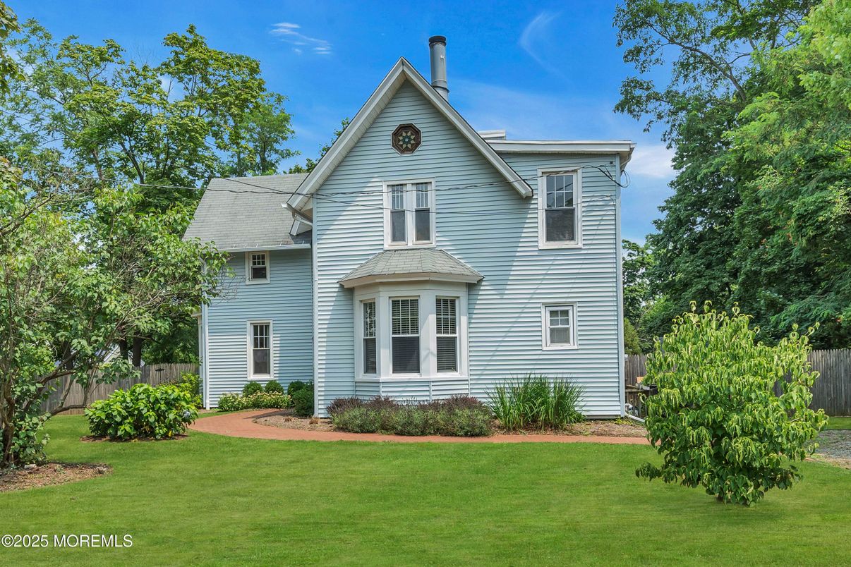 Backyard, Exterior, Facade, Queen Anne Victorian