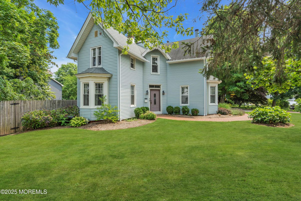 Backyard, Exterior, Facade, Queen Anne Victorian
