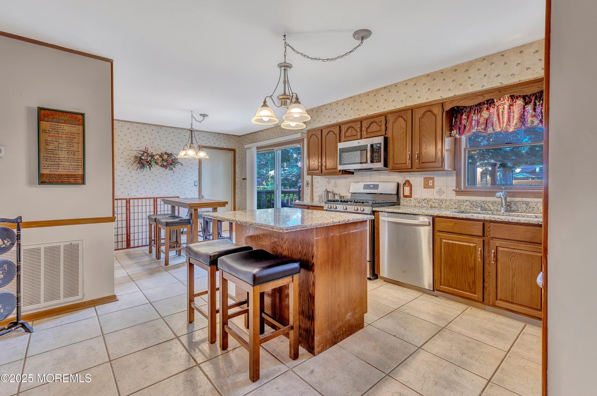 Dining room, Interior, Kitchen, Pendant Lights, Stainless Steel Appliances