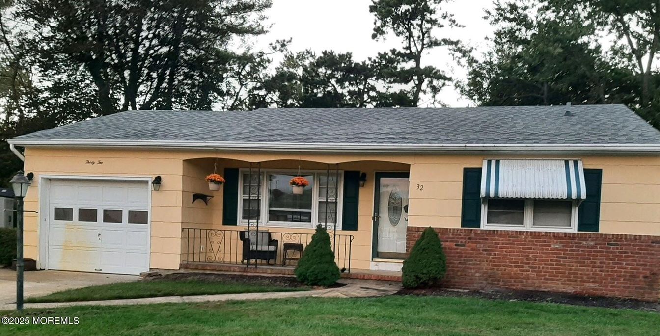 Attached, Exterior, Facade, Brick Facade, Ranch