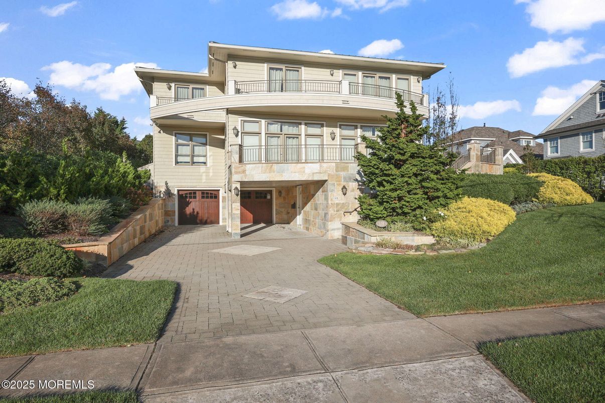 Backyard, Exterior, Facade, American Foursquare