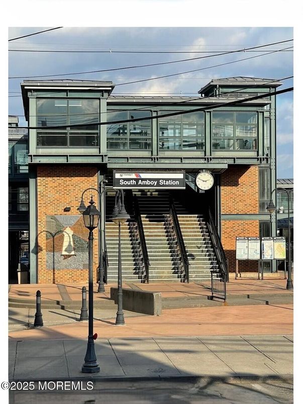 Exterior, Facade, Modern
