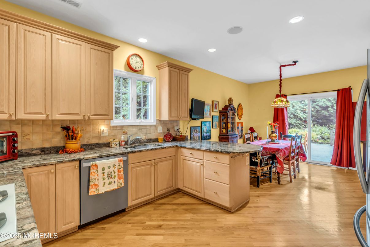 Dining room, Interior, Kitchen, Pendant Lights, Recessed Lighting, Wood Texture Flooring