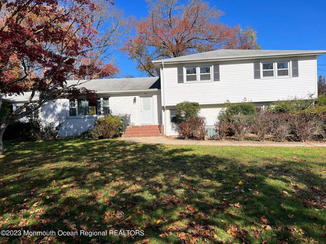 Attached, Exterior, Facade, Split Level