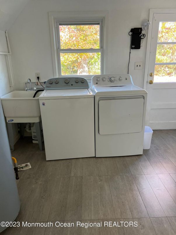 Interior, Washer, Wood Texture Flooring