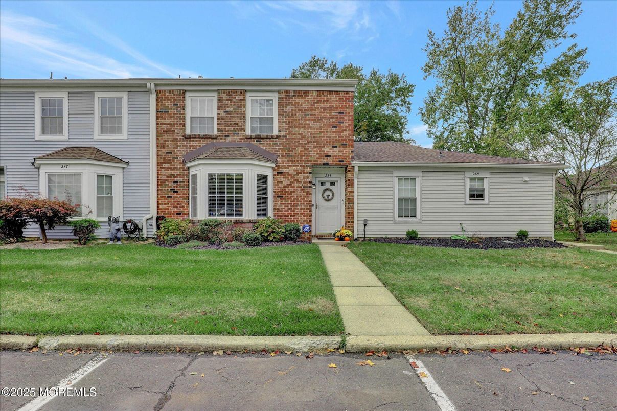 Exterior, Facade, Brick Facade, Georgian