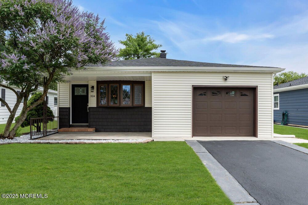 Attached, Exterior, Facade, Ranch