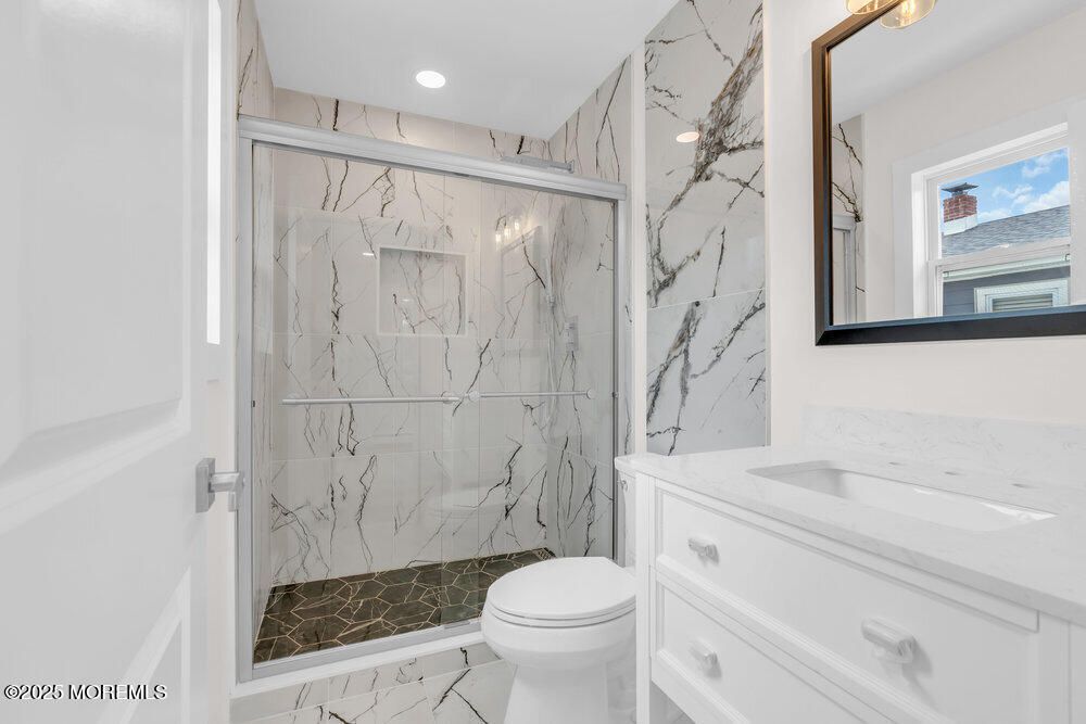 Bathroom, Interior, Marble, Marble Walls, Recessed Lighting