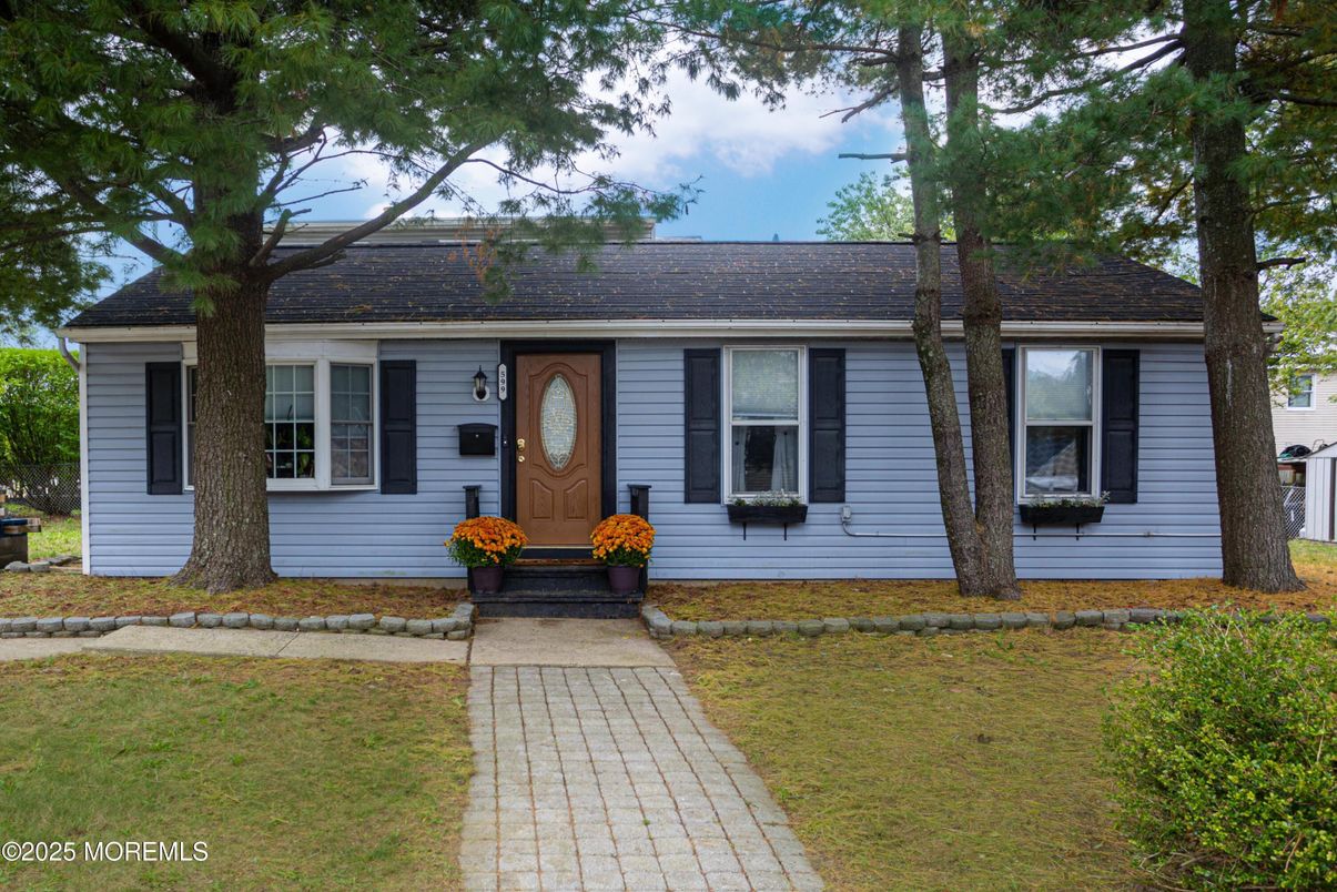 Exterior, Facade, Cape Cod