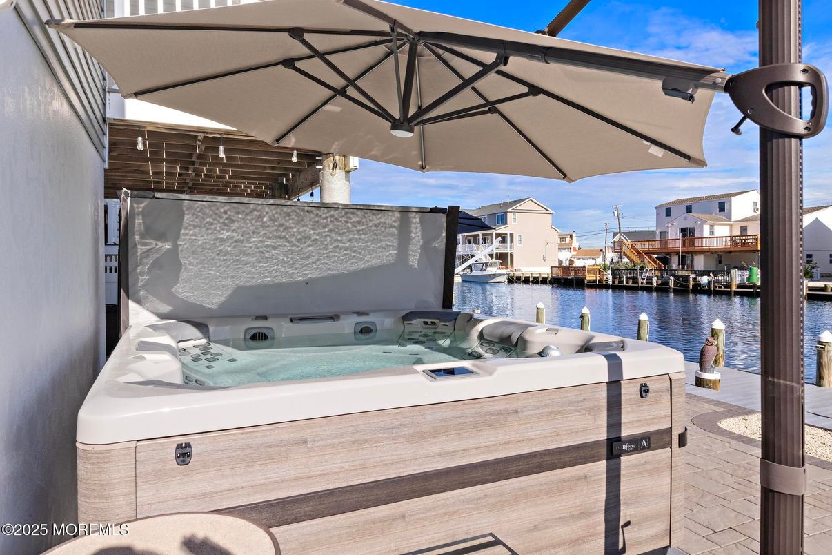 Exterior, Hot Tub, Water