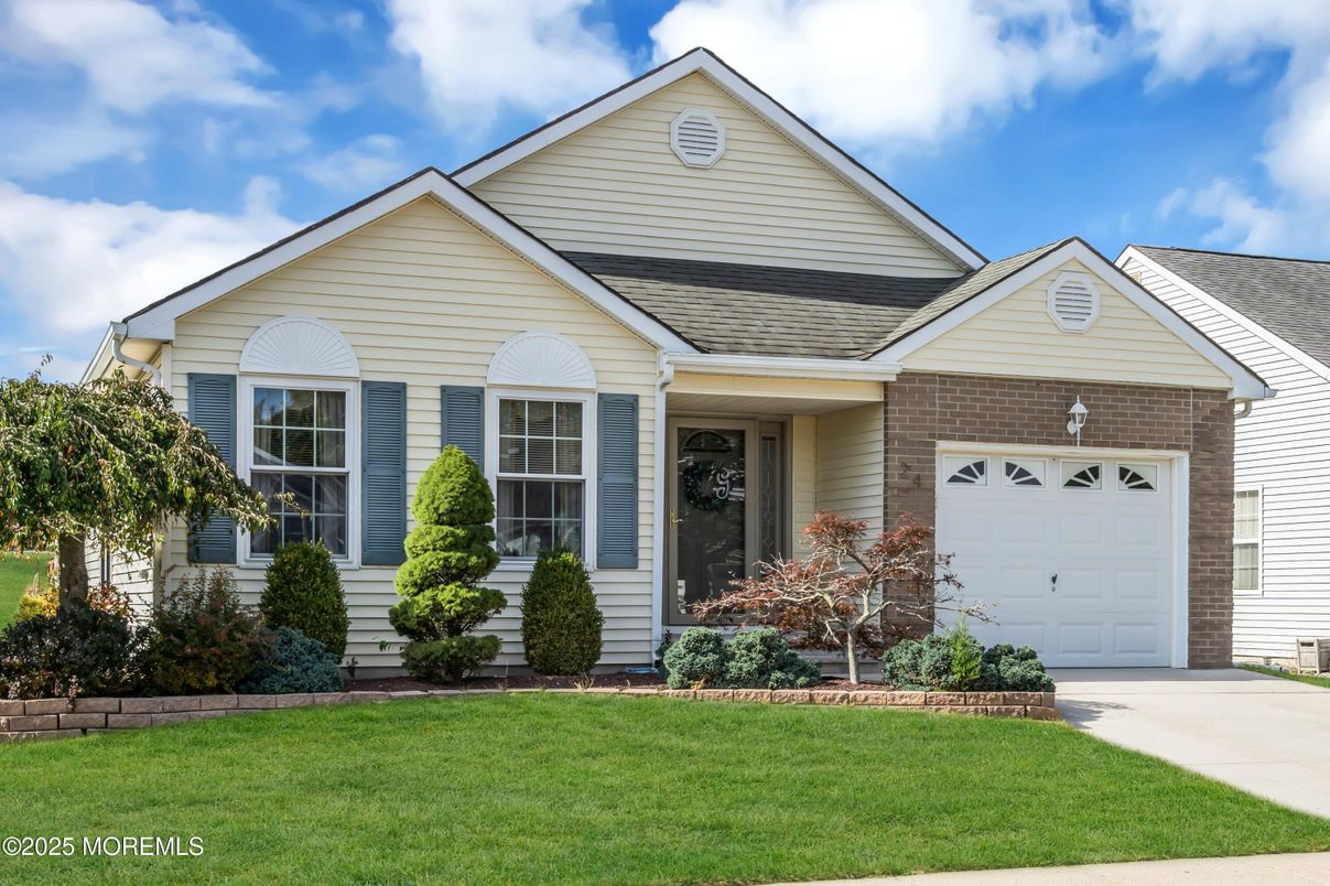 Attached, Exterior, Facade, Brick Facade, American Craftsman