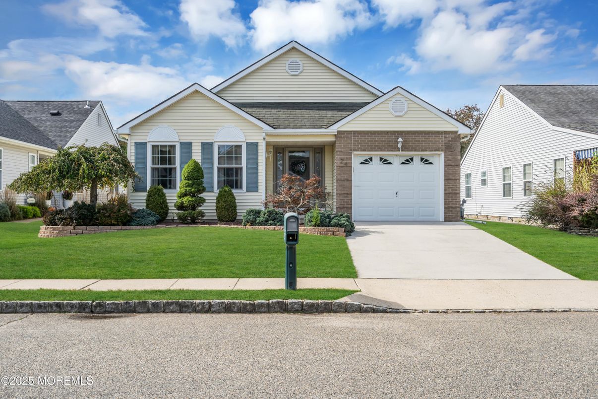 Attached, Exterior, Facade, Ranch