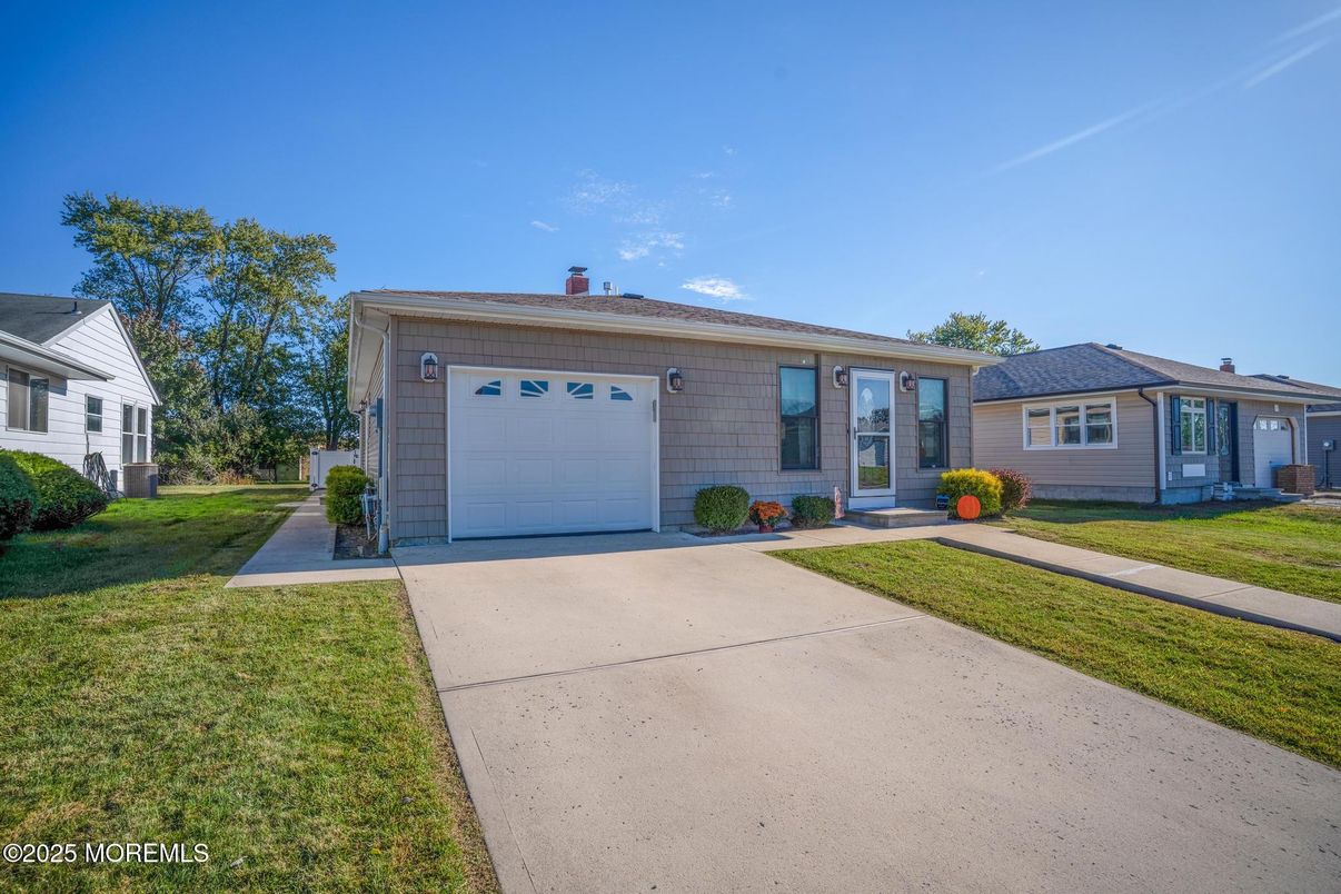 Attached, Exterior, Facade, Ranch