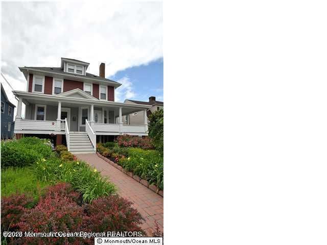 Exterior, Facade, American Foursquare