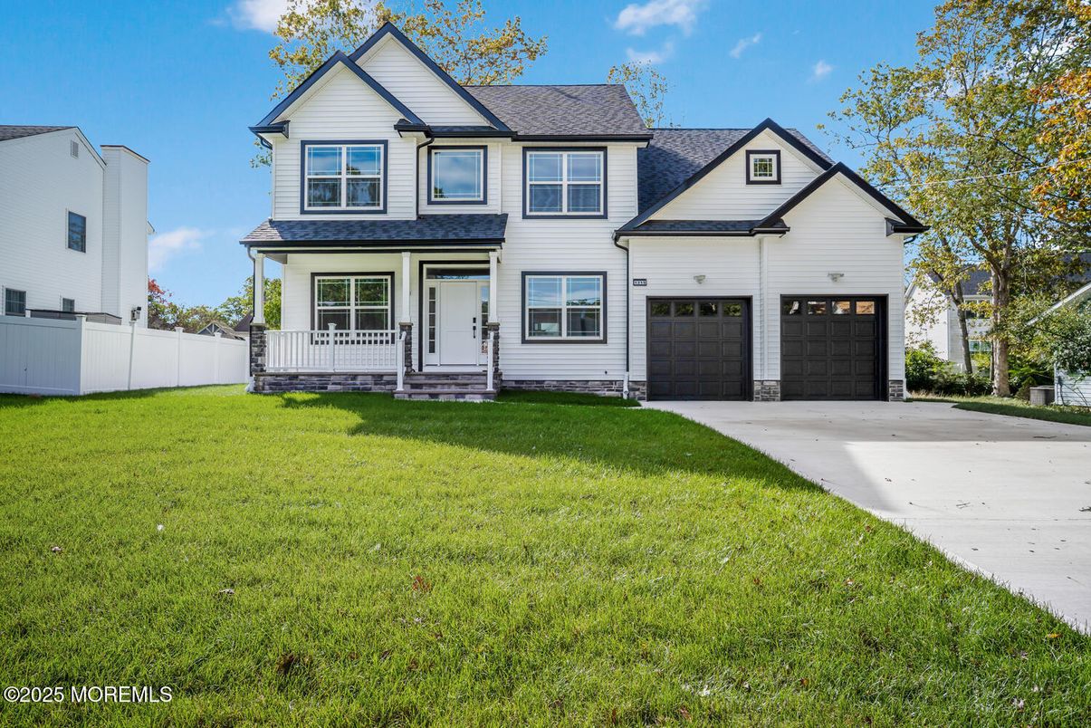 Attached, Exterior, Facade, Farmhouse