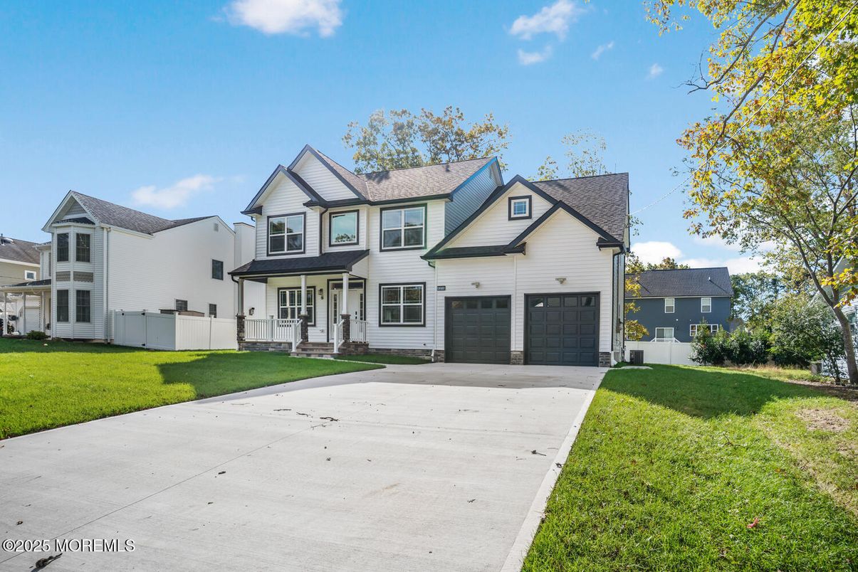 Attached, Exterior, Facade, Farmhouse