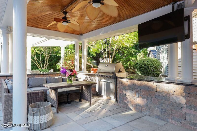Exterior, Outdoor Kitchen