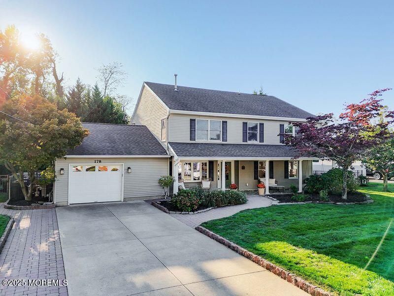 Attached, Exterior, Facade, Cape Cod