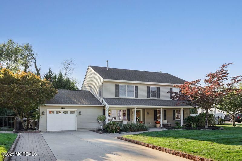 Attached, Exterior, Facade, Farmhouse