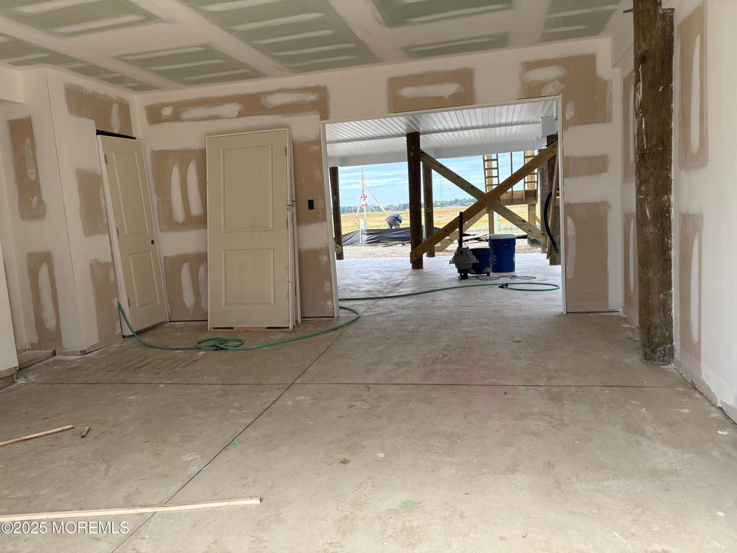 Empty room, Interior, Water