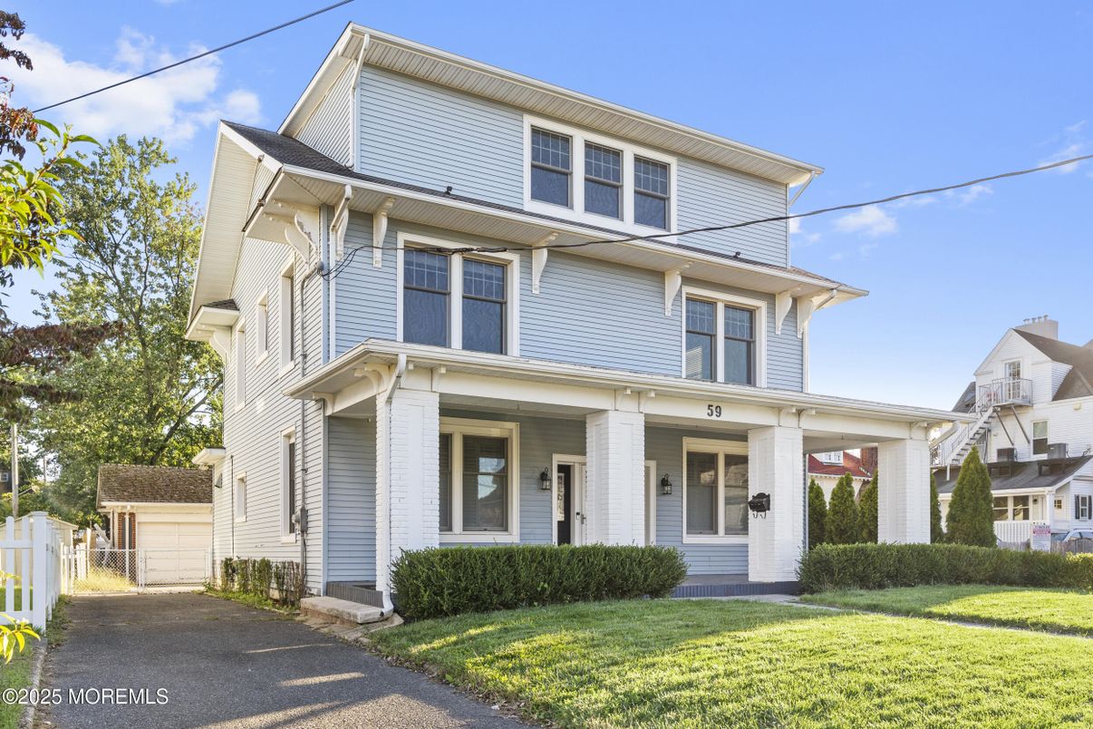 Exterior, Facade, American Foursquare