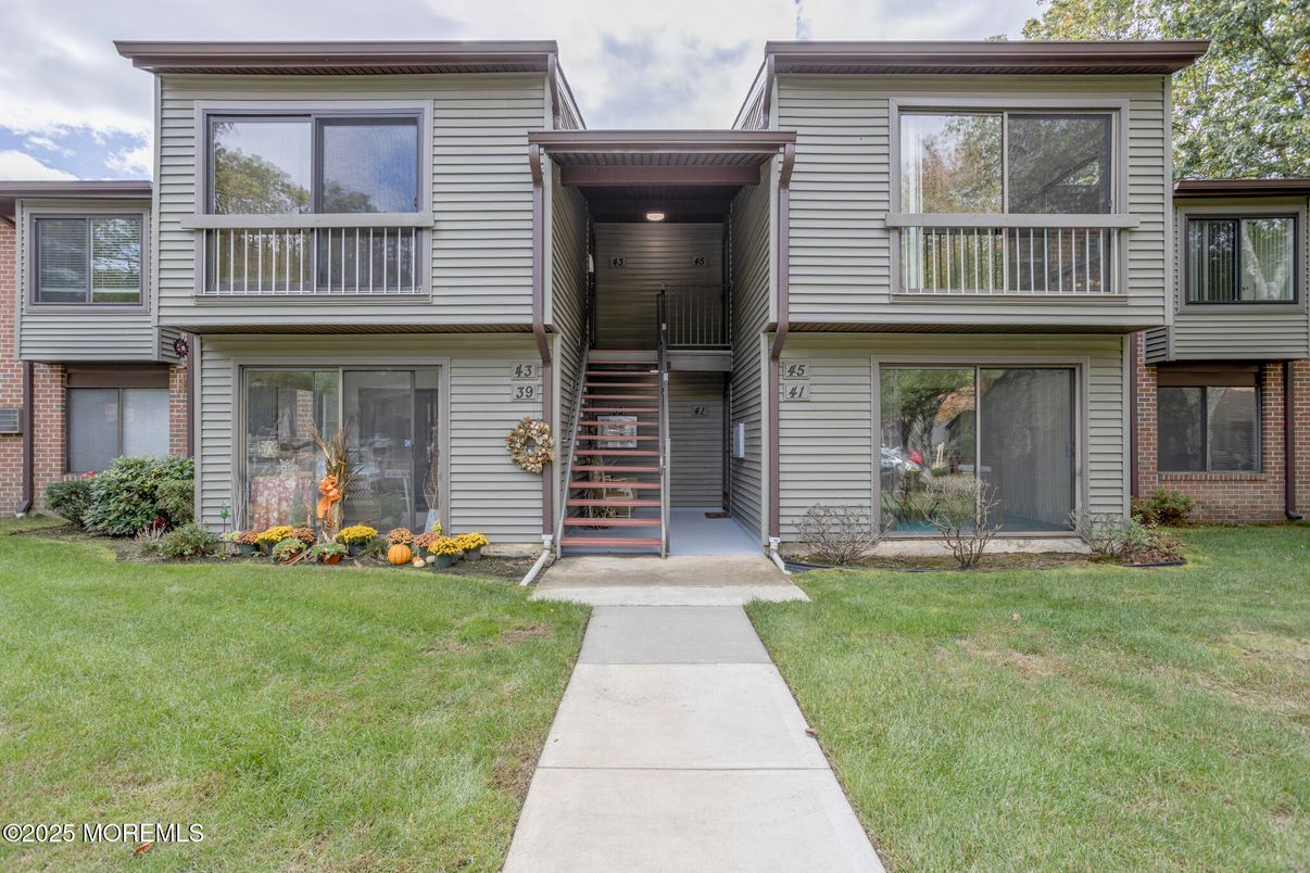 Exterior, Facade, Raised Ranch