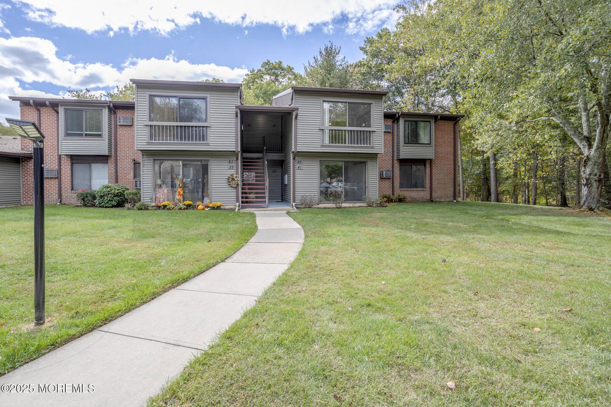 Backyard, Exterior, Facade, Brick Facade, Raised Ranch