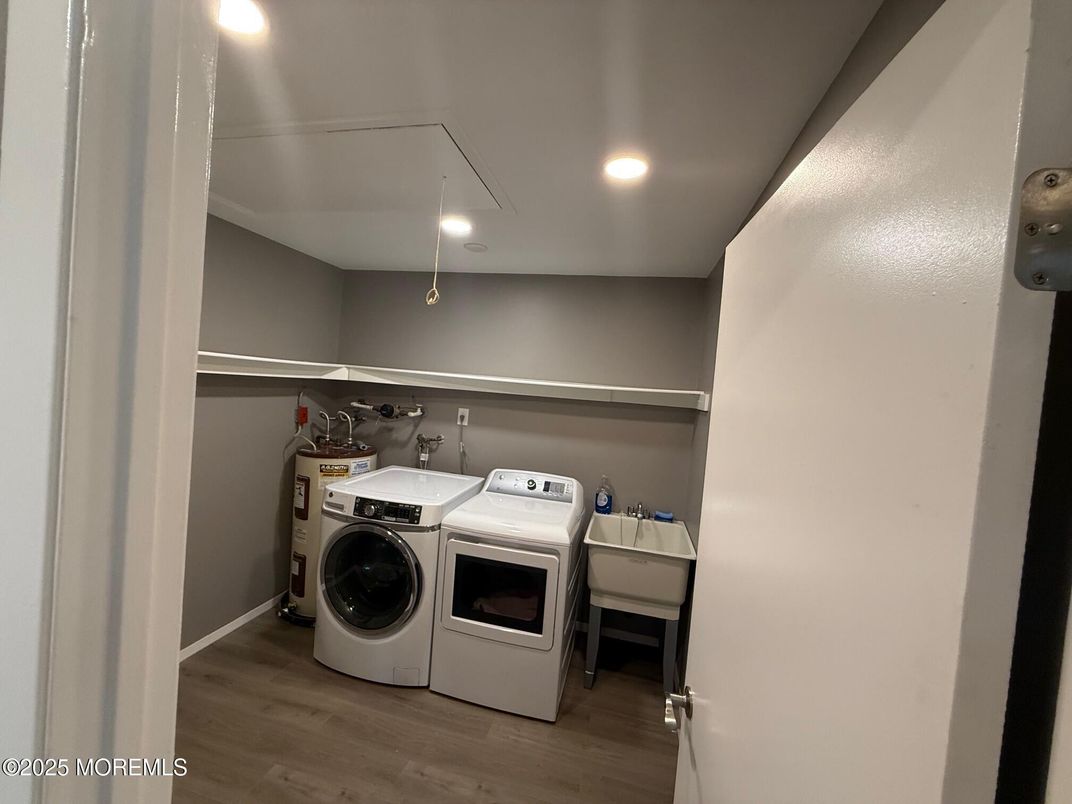 Interior, Recessed Lighting, Washer, Wood Texture Flooring