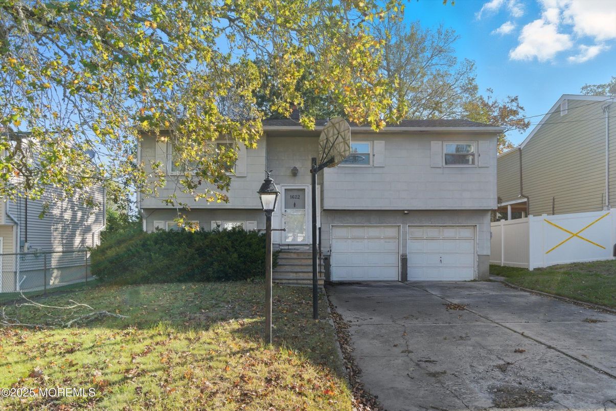 Attached, Exterior, Facade, Raised Ranch