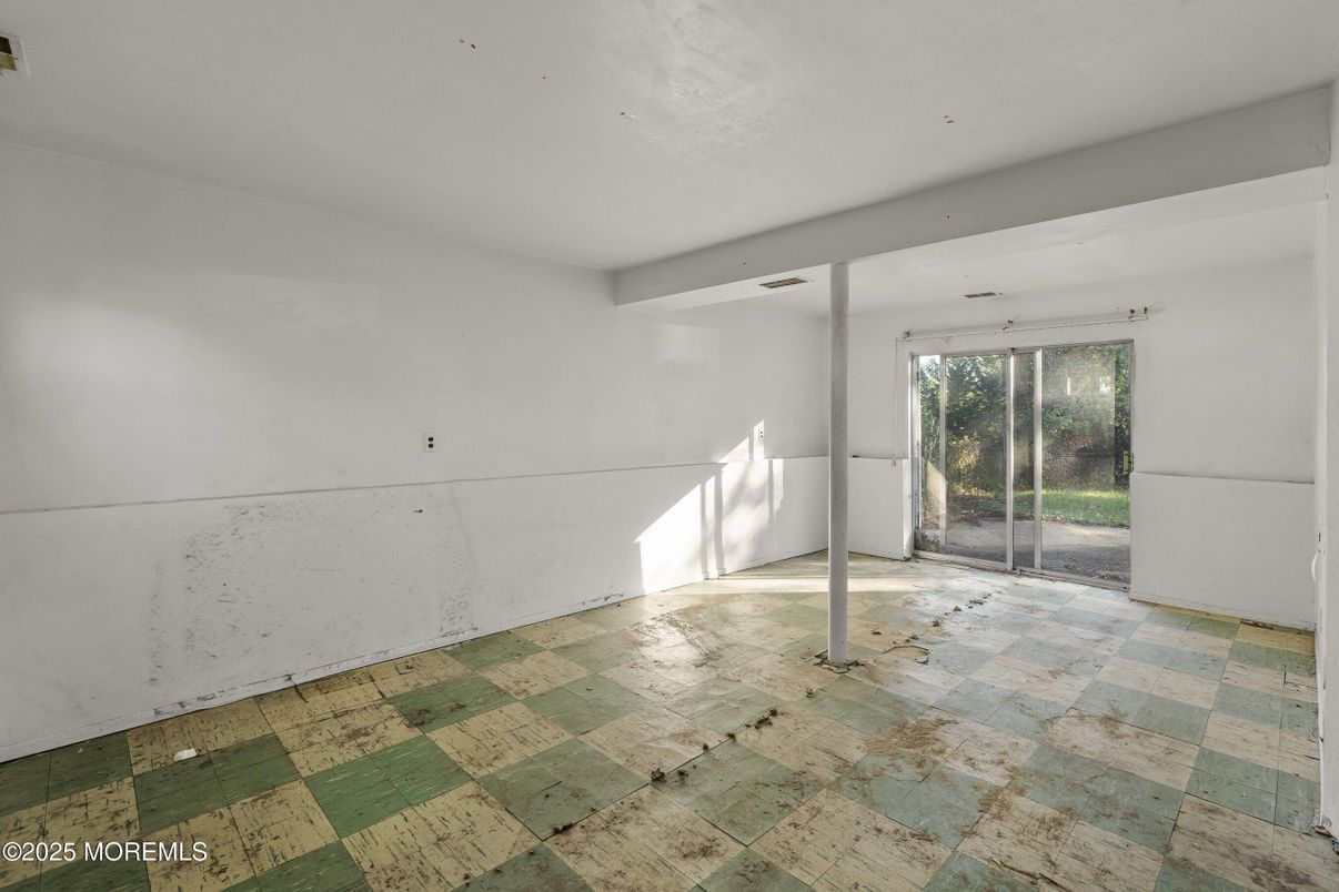 Empty room, Interior