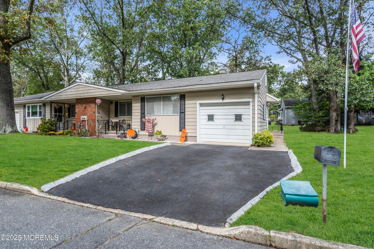 Attached, Exterior, Facade, Ranch