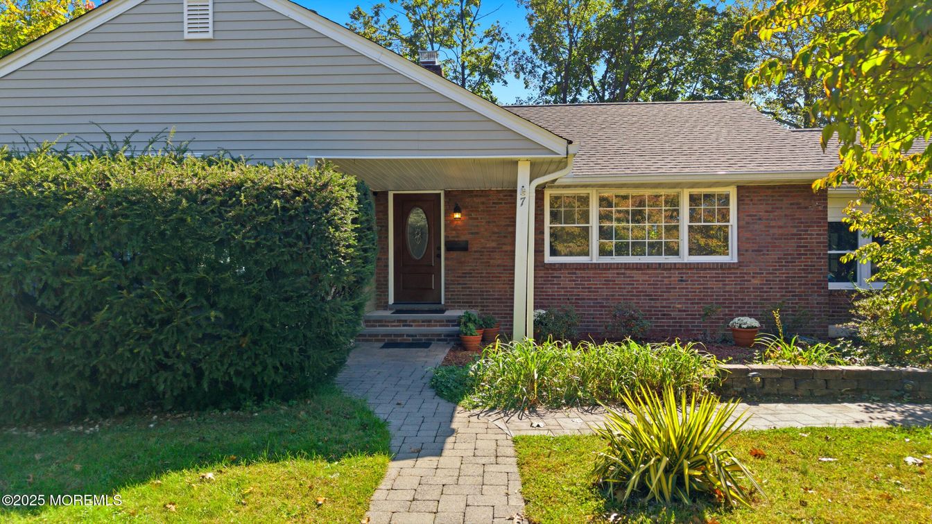 Exterior, Facade, Brick Facade, Ranch