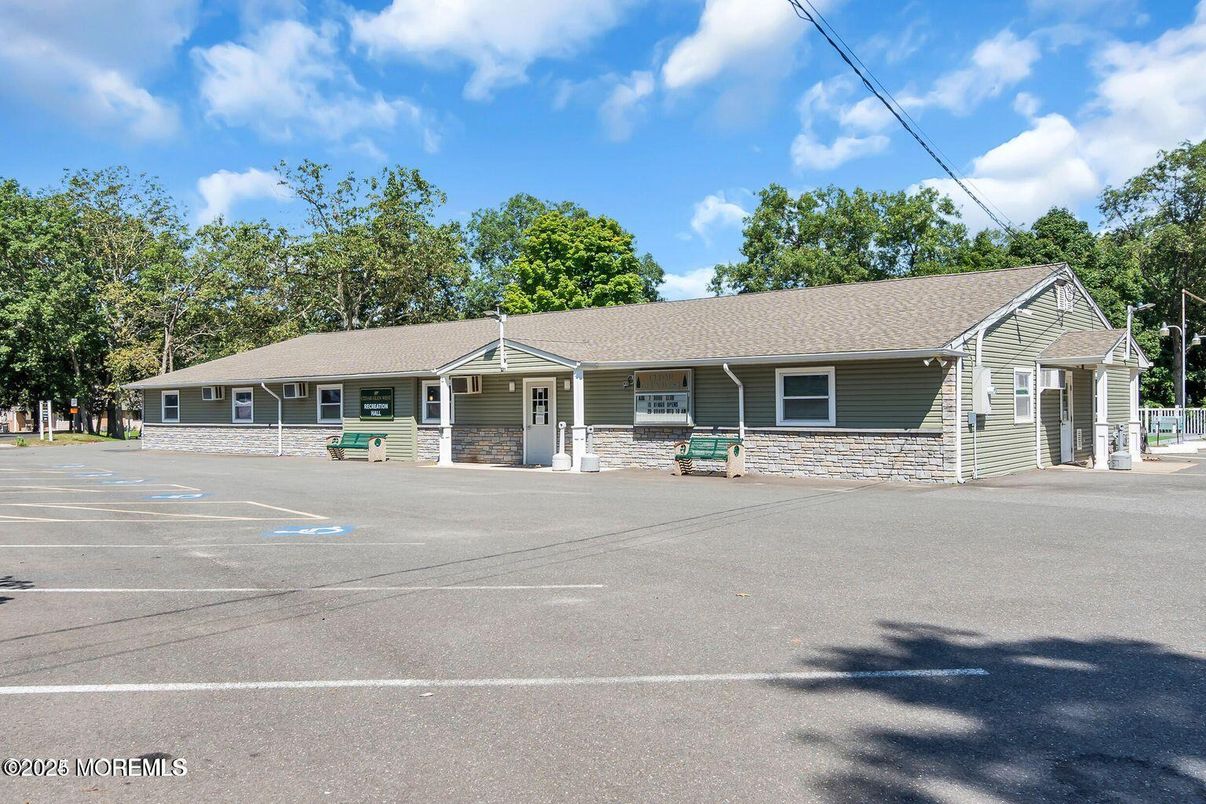 Exterior, Facade, Ranch