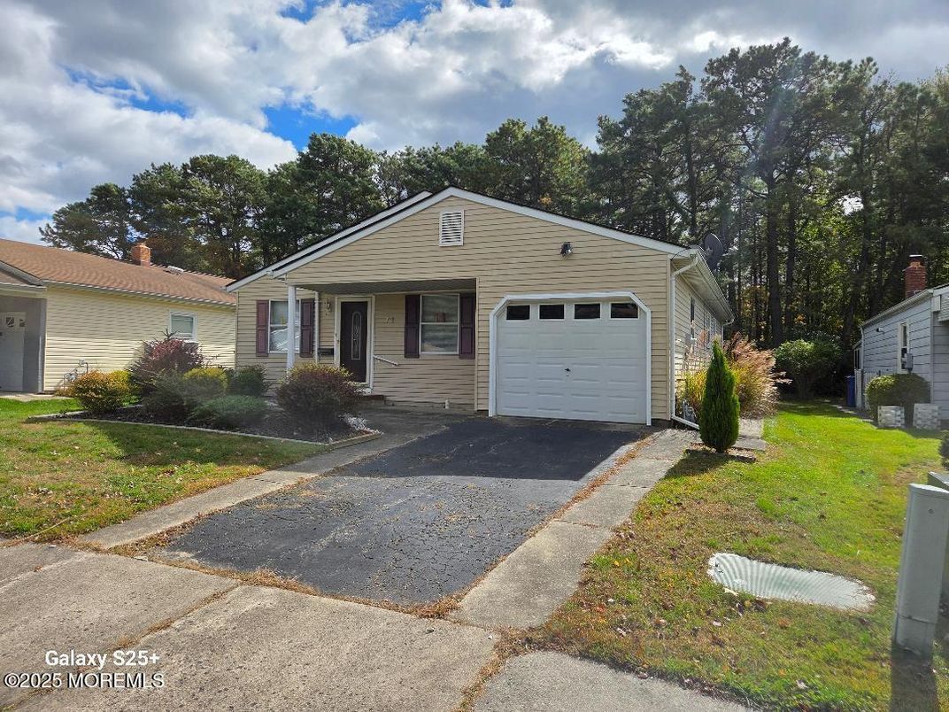 Attached, Exterior, Facade, Ranch