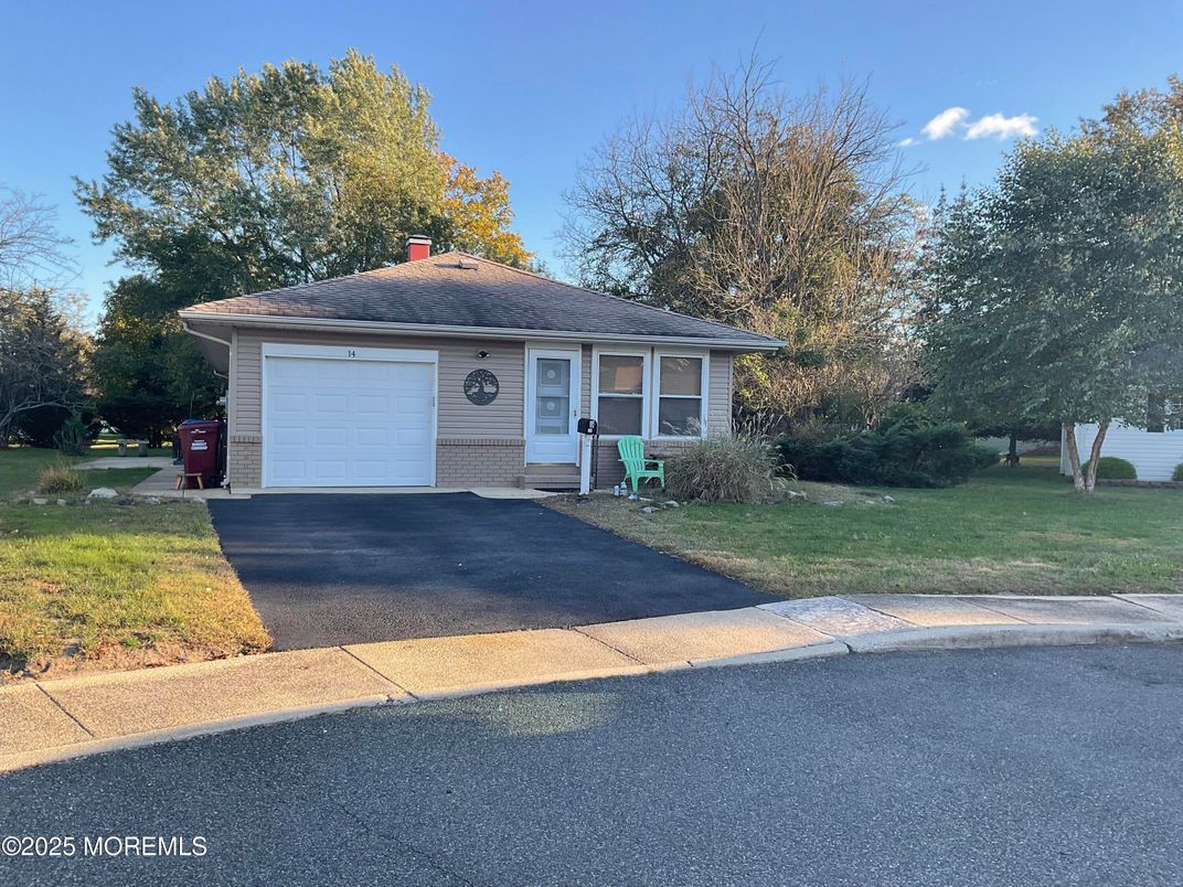 Attached, Exterior, Facade, Ranch