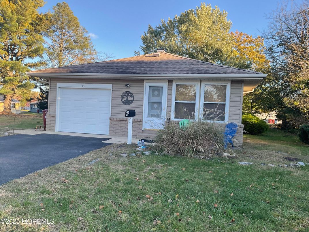 Attached, Exterior, Facade, None