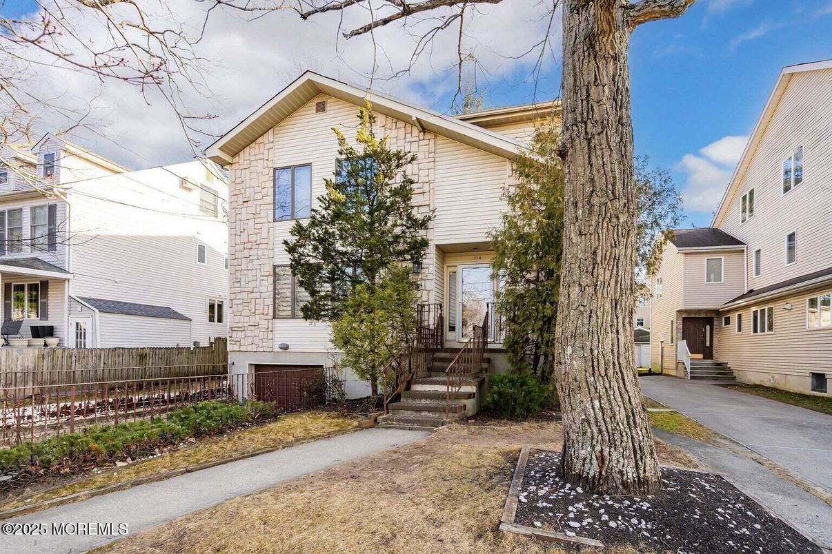 Attached, Exterior, Facade, Queen Anne Victorian