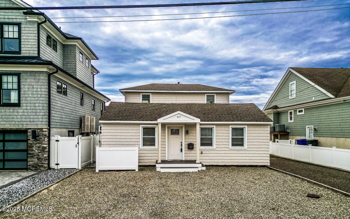 Attached, Exterior, Facade, Cape Cod