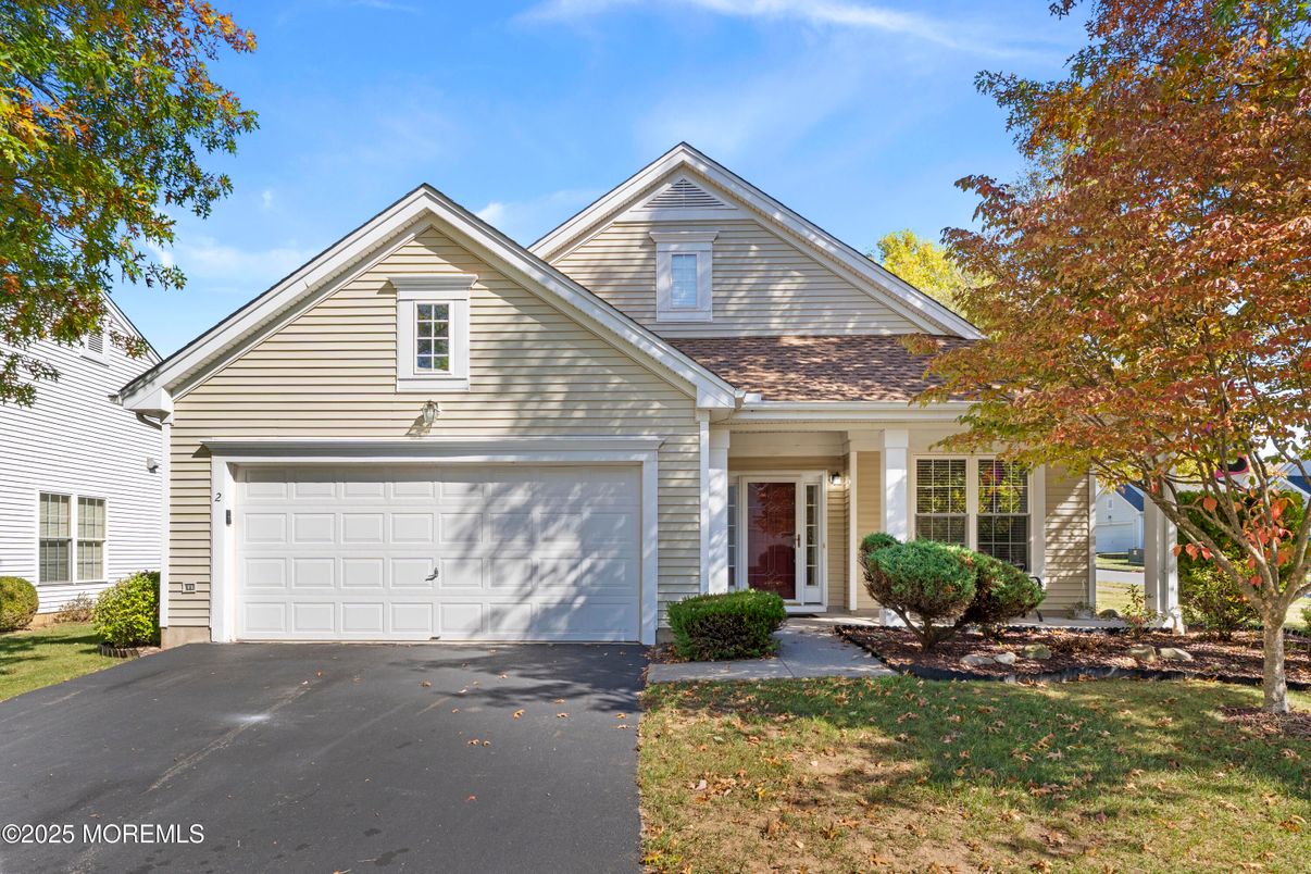 Attached, Exterior, Facade, American Craftsman