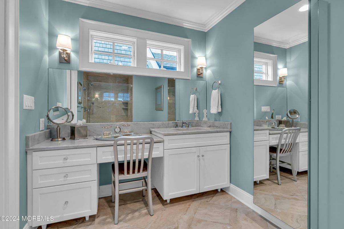 Bathroom, Dual Sink Vanities, Interior, Recessed Lighting
